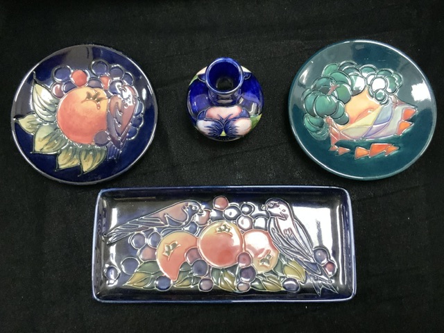 MOORCROFT: FOUR ITEMS, COMPRISING A DISH AND PIN TRAY IN POMEGRANATE, GRAPE AND BIRD PATTERN, A - Image 2 of 5