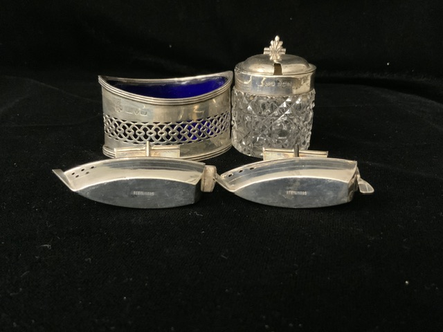 MIXED HALLMARKED SILVER AND STERLING SILVER ITEMS INCLUDES PAIR OF STERLING SILVER PEPPERS AS BOATS - Bild 3 aus 3