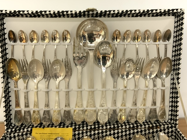 VINTAGE SILVER PLATED CANTEEN OF CUTLERY - Image 3 of 3