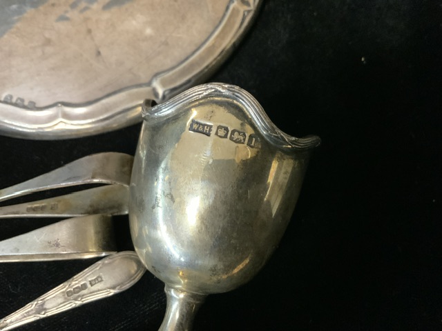 A QUANTITY OF SILVER ITEMS COMPRISING; AN EGG CUP AND SPOON BY WALKER & HALL; SHEFFIELD 1928; REED - Image 4 of 5