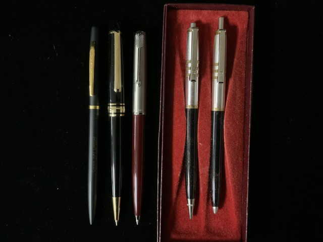 A BOXED PARKER PEN AND FOUR FURTHER PENS - Image 2 of 2