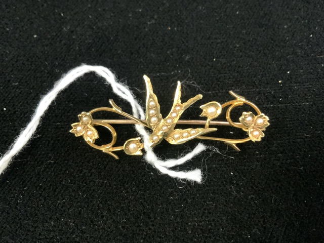 A VINTAGE 15 CARAT GOLD AND NATURAL PEARL BROOCH, STAMPED '15 CARAT', MODELLED AS A BIRD WITH - Image 2 of 4