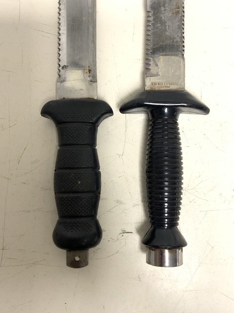 TWO DIVING KNIVES; DIVE DYNAMICS / PLAY RIGHT; EACH IN SHEATH - Image 2 of 3