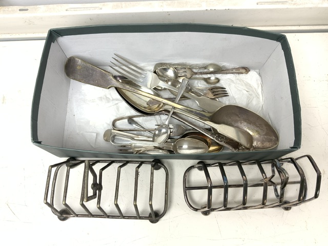 MIXED SILVER PLATED ITEMS INCLUDES TWO TOAST RACKS AND MORE - Image 3 of 3
