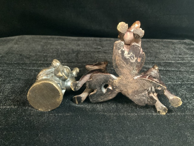 ANTIQUE MODEL OF THREE DOGS IN A SEATED POSITION; COJOINED BY TAILS; HEIGHT 5CM AND A SMALL MODEL OF - Image 3 of 3