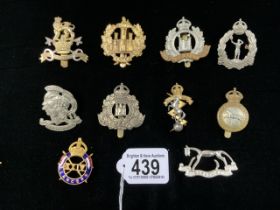 A QUANTITY OF MILITARY METAL CAP BADGES INCLUDING; BERKSHIRE, ESSEX, SUFFOLK, LANCERS AND OTHERS