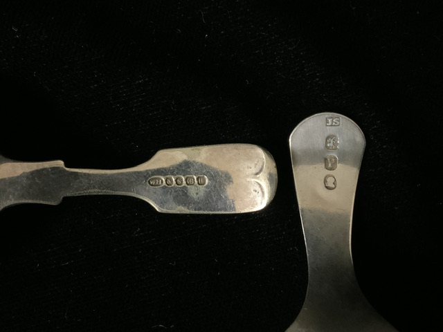 TWO CADDY SPOONS; ONE WITH SHELL PATTERN; BY WALKER & HALL; TOTAL SILVER WEIGHT; 28 GRAMS - Image 2 of 2