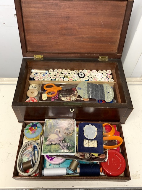 VICTORIAN MAHOGANY AND BOXWOOD STRUNG SEWING BOX WITH VINTAGE CONTENTS; 33 X 19CM - Image 2 of 2