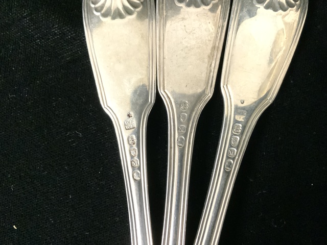 SET OF SIX GEORGE III HALLMARKED SILVER FIDDLE AND SHELL PATTERN TABLE FORKS; DATED 1807; BY WILLIAM - Bild 2 aus 2