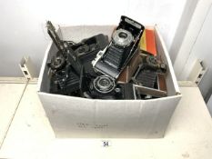 A QUANTITY OF VINTAGE CAMERAS AND ACCESSORIES