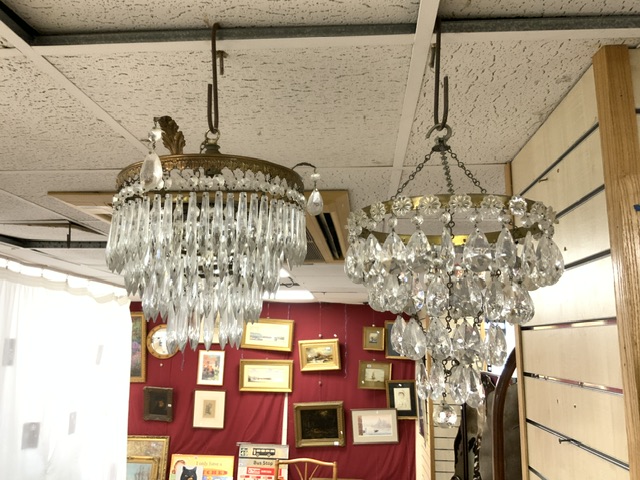 QUANTITY OF VINTAGE GLASS CHANDELIERS AND WALL LIGHTS - Image 3 of 6