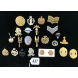 A QUANTITY OF MILITARY METAL BUTTONS, CAP BADGES AND BADGES INCLUDING; WESTERN SCOTS BRITISH