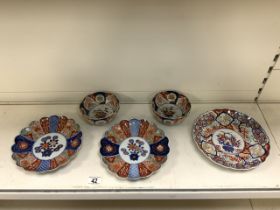 PAIR OF JAPANESE IMARI BOWLS; 14CM WITH A PAIR OF SIMILAR PLATES AND ONE OTHER PLATE