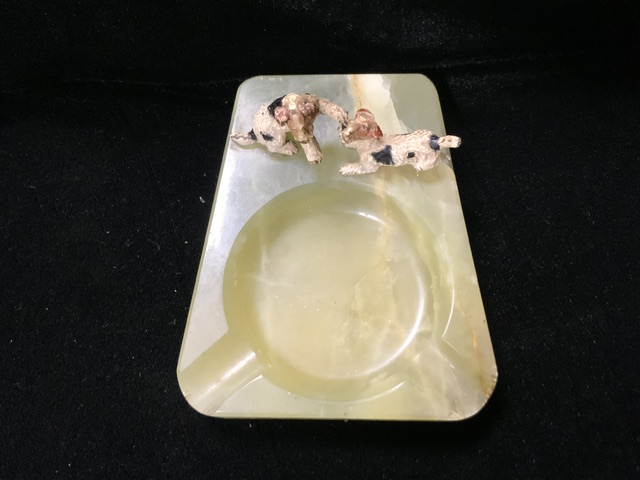 AN ART DECO COLD PAINTED BRONZE AND MARBLE ASHTRAY WITH A PAIR OF TERRIERS MOUNTED TO EDGE; LENGTH - Image 2 of 5