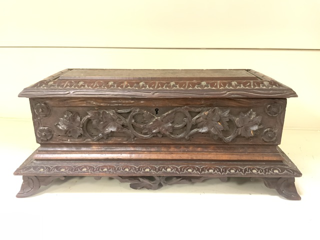 TWO WOODEN BOXES; ONE CARVED; THE OTHER FRETWORKED; LARGEST 33 X 16CM - Image 2 of 6