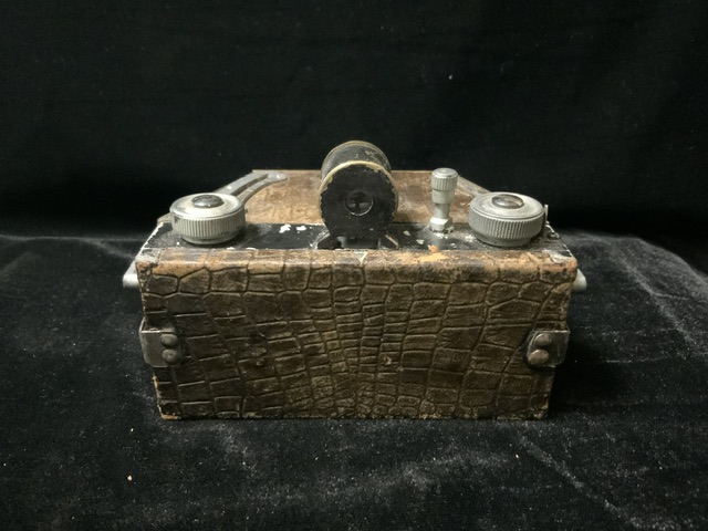 ANTIQUE PROTOTYPE/HOMEMADE 35MM METAL AND LEATHER CAMERA, WITH VIEWFINDER AND LENS COVER, - Image 4 of 7