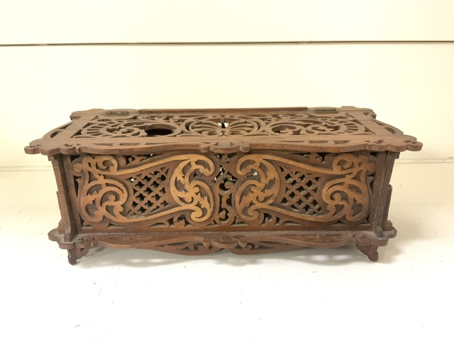 TWO WOODEN BOXES; ONE CARVED; THE OTHER FRETWORKED; LARGEST 33 X 16CM - Image 4 of 6