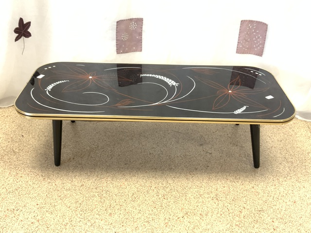 1960s GLASS TOP COFFEE TABLE WITH A FLOWER DESIGN ON SPLAYED LEGS; 92 X 40CM - Image 3 of 3