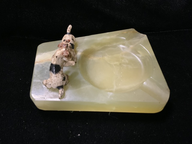 AN ART DECO COLD PAINTED BRONZE AND MARBLE ASHTRAY WITH A PAIR OF TERRIERS MOUNTED TO EDGE; LENGTH - Image 4 of 5
