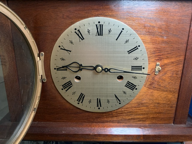 VINTAGE SMITHS WOODEN MANTEL CLOCK WITH A GILDED FACE AND ROMAN NUMERALS; 31CM - Image 2 of 5