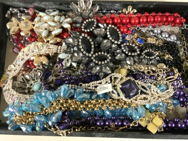 BLINGY LARGE PIECES OF COSTUME JEWELLERY - Image 2 of 4