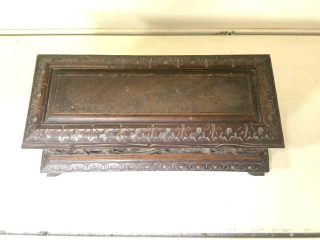 TWO WOODEN BOXES; ONE CARVED; THE OTHER FRETWORKED; LARGEST 33 X 16CM - Image 3 of 6