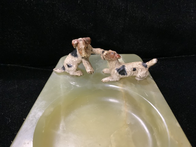 AN ART DECO COLD PAINTED BRONZE AND MARBLE ASHTRAY WITH A PAIR OF TERRIERS MOUNTED TO EDGE; LENGTH - Image 3 of 5