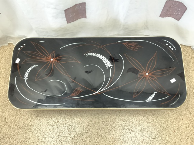 1960s GLASS TOP COFFEE TABLE WITH A FLOWER DESIGN ON SPLAYED LEGS; 92 X 40CM - Image 2 of 3