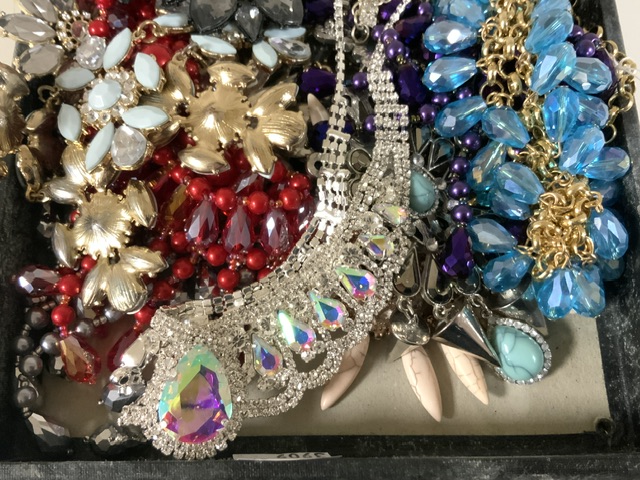 BLINGY LARGE PIECES OF COSTUME JEWELLERY - Image 3 of 4