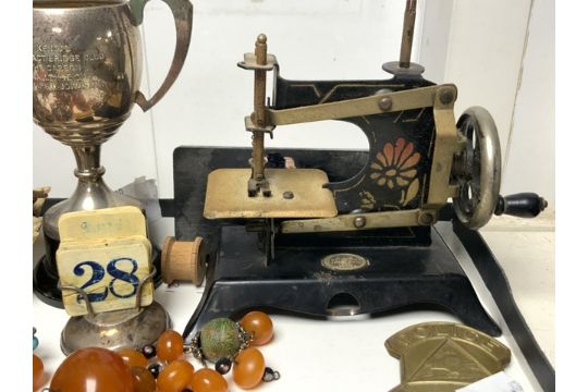 MIXED ITEMS INCLUDES COSTUME JEWELLERY, LACQUERED BOX MINIATURE SEWING MACHINE AND MORE - Image 5 of 5