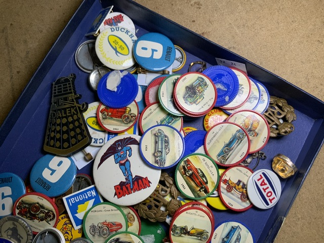 VARIOUS VINTAGE BADGES AND DISCS - Image 2 of 3