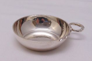 A hallmarked silver tas de vin with pierced serpentine handle, approx total weight 134g, London