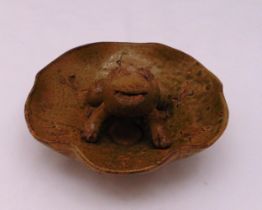 A Chinese olive green glazed oil lamp pot with a figurine of a frog, 18.5cm (d)