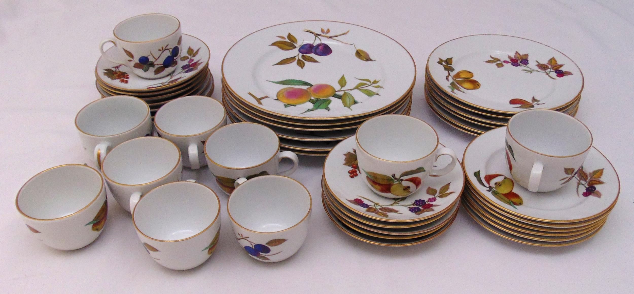Wedgwood Evesham dinner and tea service to include plates, cups and saucers (40)