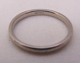 Platinum wedding band, approx total weight 5.1g