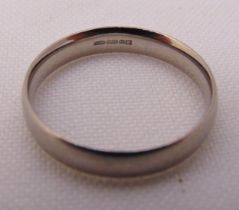 Platinum hallmarked 950 wedding band, approx total weight 3.0g