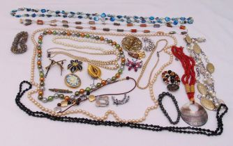 A quantity of costume jewellery to include necklaces and brooches