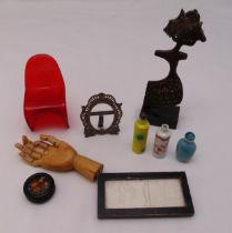 A quantity of collectables to include three Chinese snuff/scent bottles, a turned wooden powder