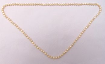 A single strand cultured pearl necklace each pearl approx 6mm, approx length 80cm