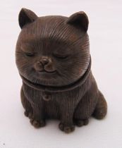 A Japanese Okimono figurine of a seated cat, 6 x 5cm