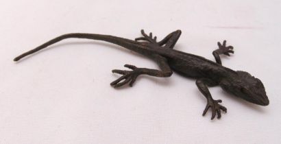 A Japanese Okimono figurine of a lizard, 16 x 6cm