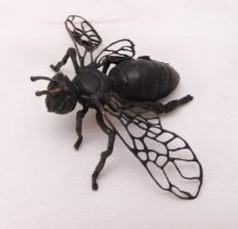 A Japanese Okimono figurine of a bee, 7 x 10cm