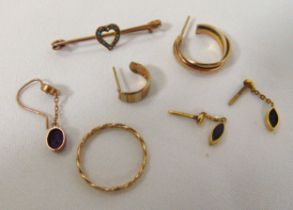 A quantity of 9ct gold jewellery to include earrings, a ring and a brooch, approx total weight 5.