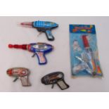 Five vintage litho tin plate toy space guns to include one in original sealed packaging