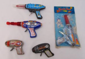 Five vintage litho tin plate toy space guns to include one in original sealed packaging