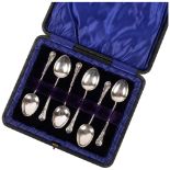 A cased set of 6 Edwardian silver teaspoons, William Devenport, Birmingham 1901, L10cm
