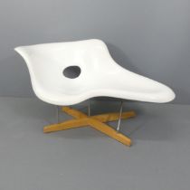 A mid-century style asymmetrical chaise longue chair in the manner of La Chaise by Charles Eames,