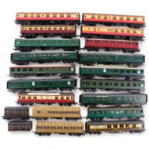 Various plastic OO gauge railway carriages etc