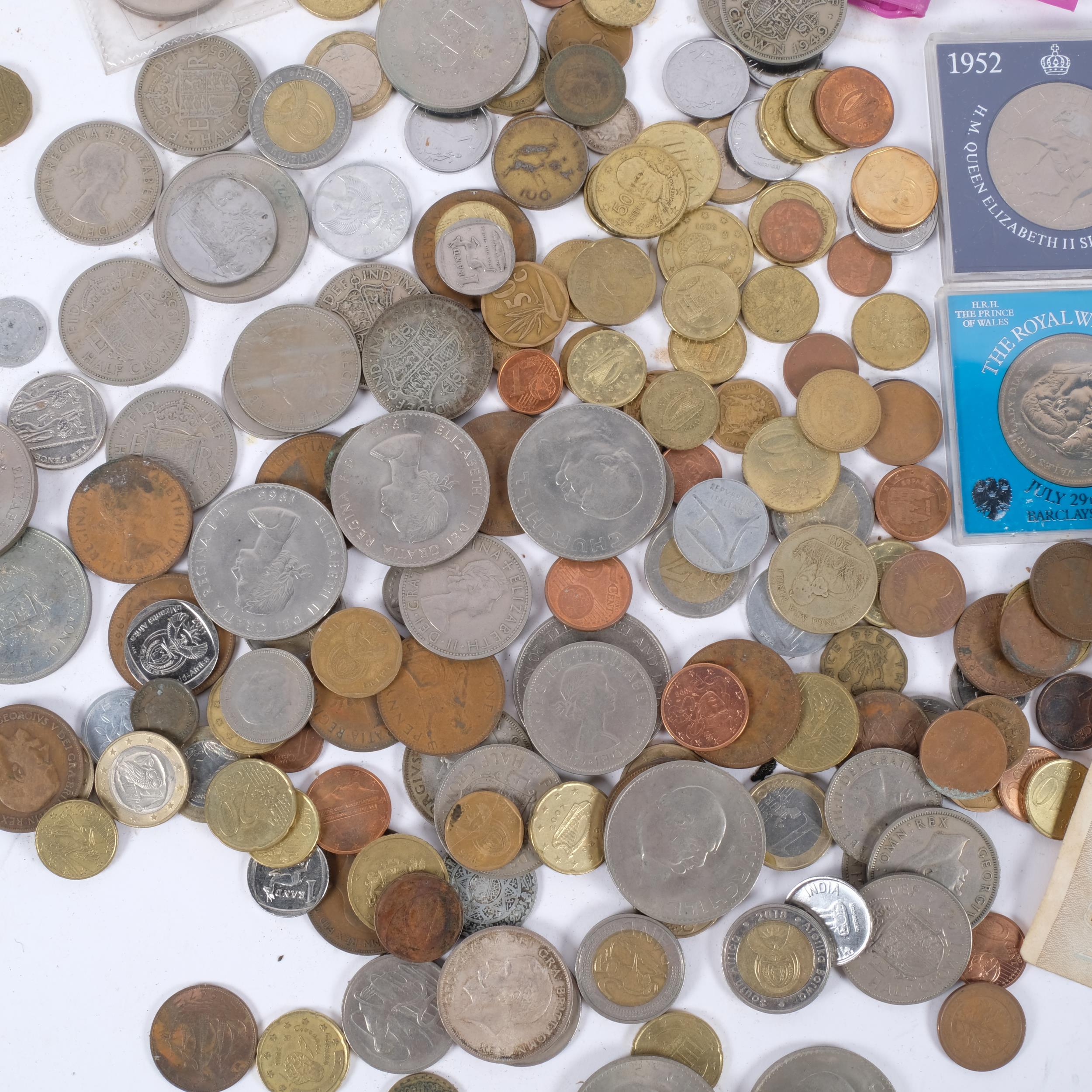 A quantity of UK and worldwide coins, commemorative crowns, banknotes etc - Bild 2 aus 2