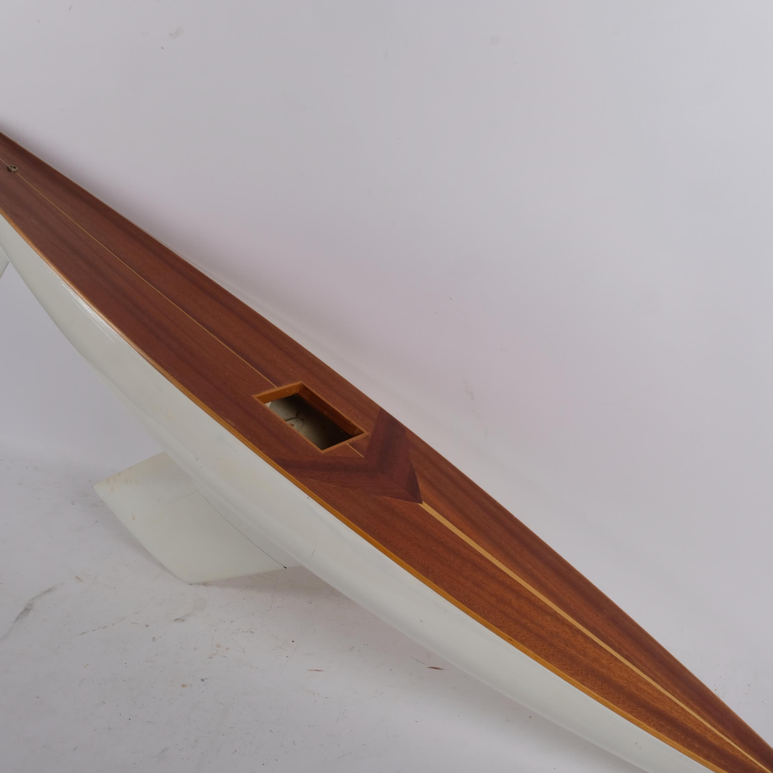 A painted and varnished wood pond yacht hull, 115cm - Image 2 of 2